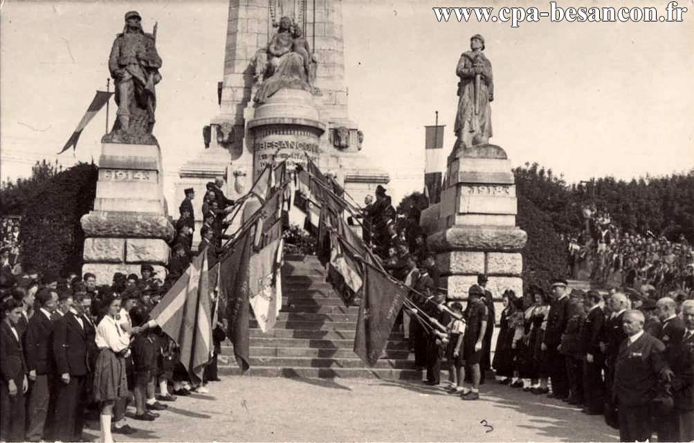 BESANÇON - Cérémonie du mercredi 9 mai 1945 : Les Drapeaux se sont inclinés après la sonnerie aux Morts.